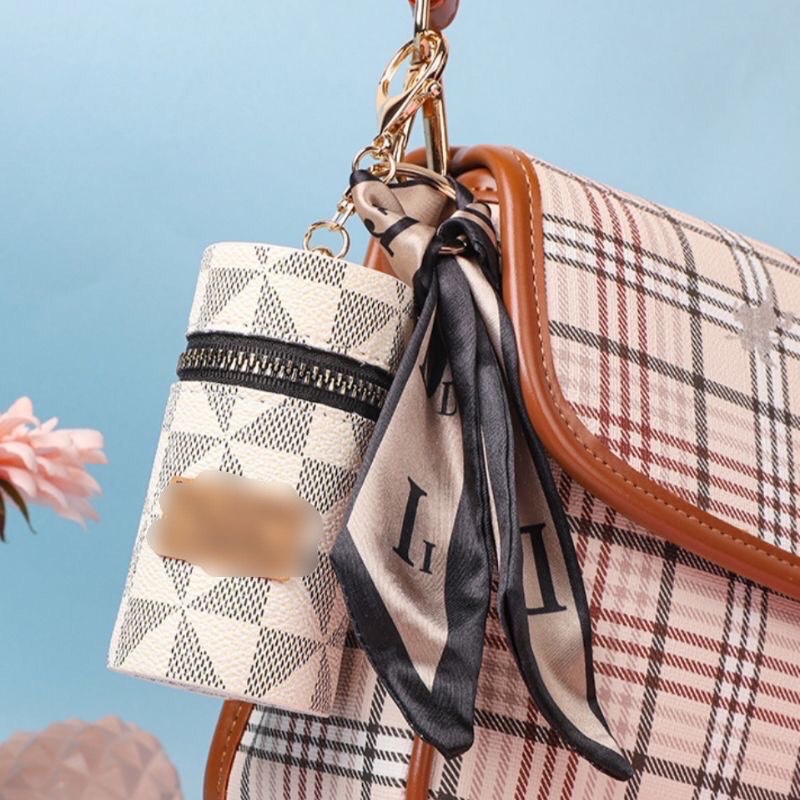 Móc khóa  bằng da PU , vừa là túi đựng mini có dây kéo ,thiết kế  thời trang trẻ trung hiện đại , sang trọng , đẹp, độc lạ thích hợp cho cả nam và nữ có thể làm quà tặng xinh xắn