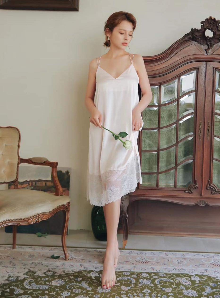 Váy ngủ lụa dài cao cấp, váy ngủ nữ 2 dây phối ren váy ngủ nữ sexy gợi cảm có 3 màu đen ,trắng, xanh lá tặng kèm chip ren gợi cảm