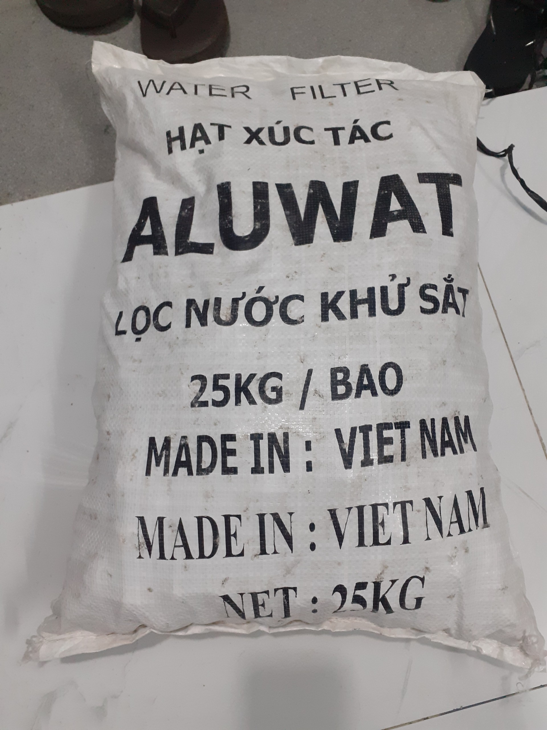 hạt xúc tác ALUWAT lọc nước khử sắt túi 1 ký.