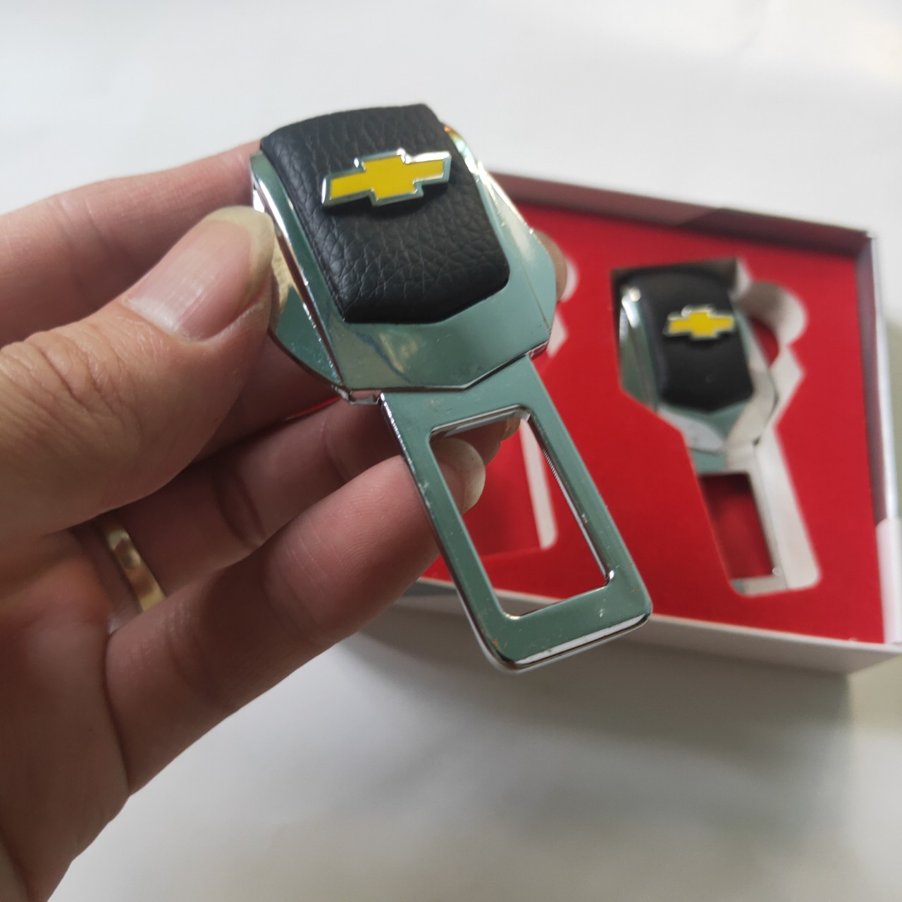 Bộ 2 Chốt ngắt tiếng kêu, chốt cài Khóa dây an toàn Ô tô Chevrolet