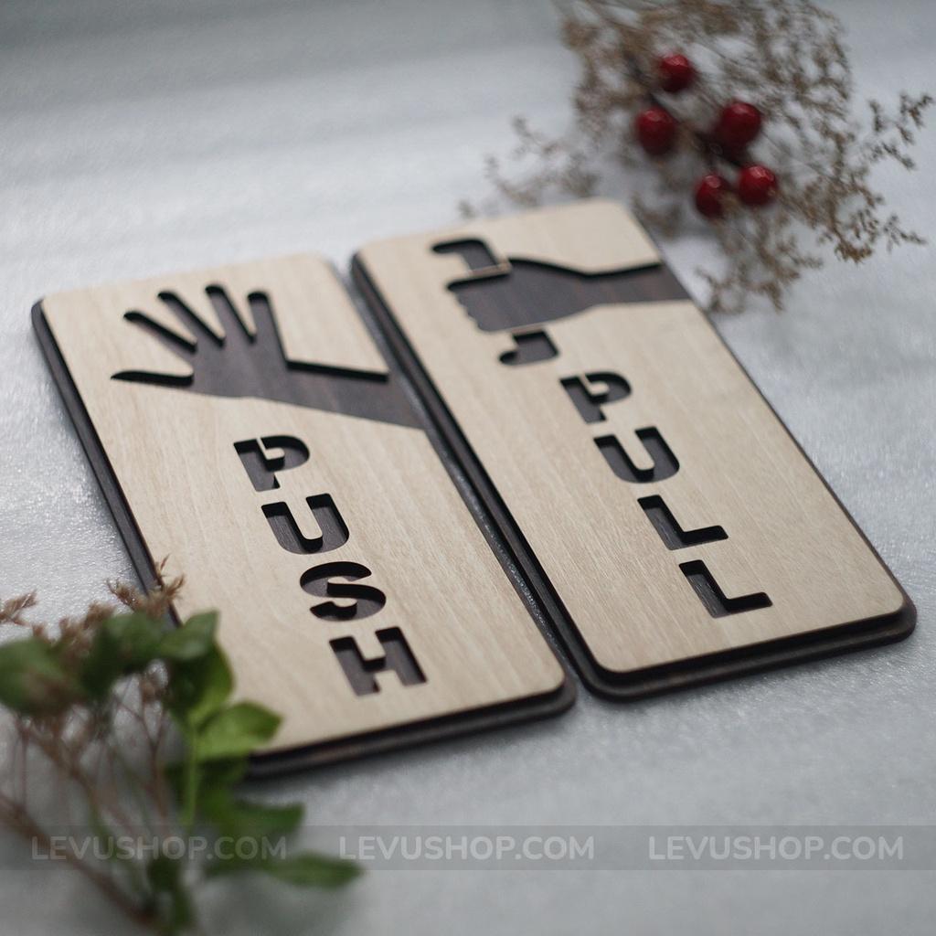 Bảng gỗ vintage Pull Push LEVU TP04 décor cách mở cửa kính ra vào