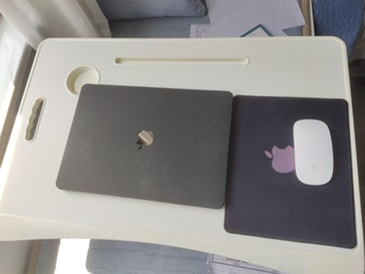 Bàn gấp gấp gọn ngồi giường nhập khẩu có khe bỏ ipad và khe đựng cốc/hộp bút XKZS-001