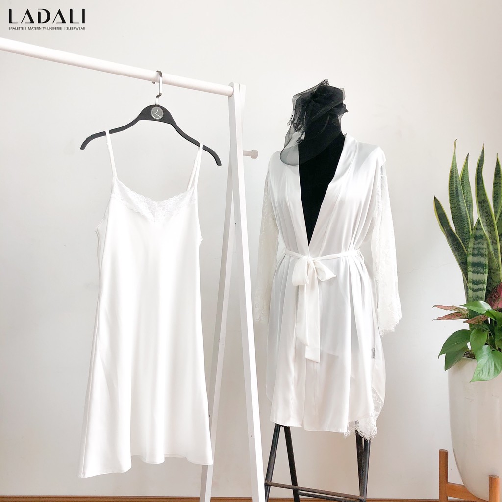 Áo Choàng Ngủ Lụa Ladali Hàng Thiết Kế Cao Cấp Phối Tay Áo Ren Quyến Rũ Màu Trắng Kèm Dây Cột Eo Sang Trọng