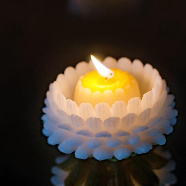 Nến hoa cúc có đèn led - nến hoa cúc đổi màu - đèn cầy hoa cúc thờ phật - nến trang trí bông cúc candle s