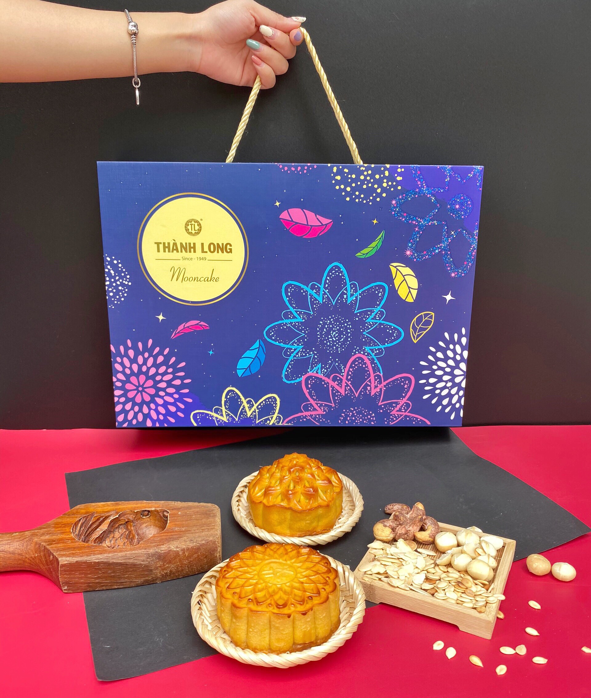Bộ hộp Bánh trung thu Phát Lộc 6 bánh có trứng 100g - Thành Long - 600g - tặng 1 hộp trà - VIỆT NAM