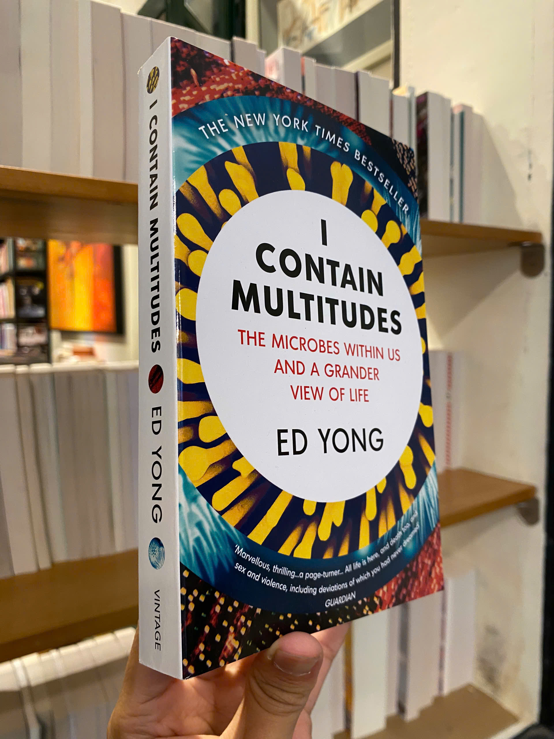 Sách - I Contain Multitudes: The Microbes Within Us and a Grander View of Life by Ed Yong