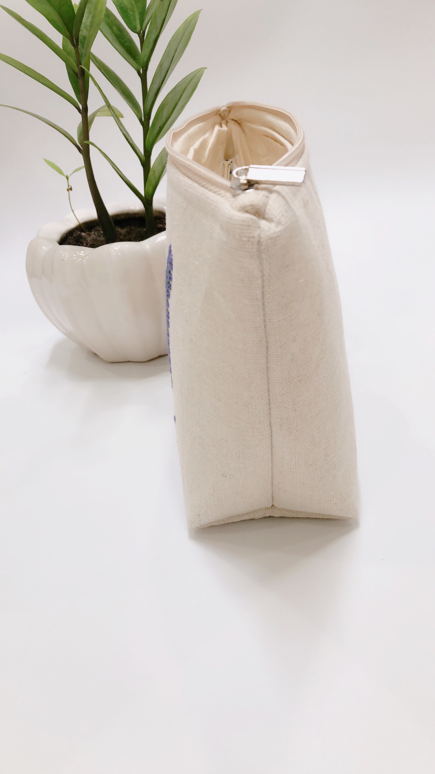 Túi đựng mỹ phẩm thêu tay - Lavender