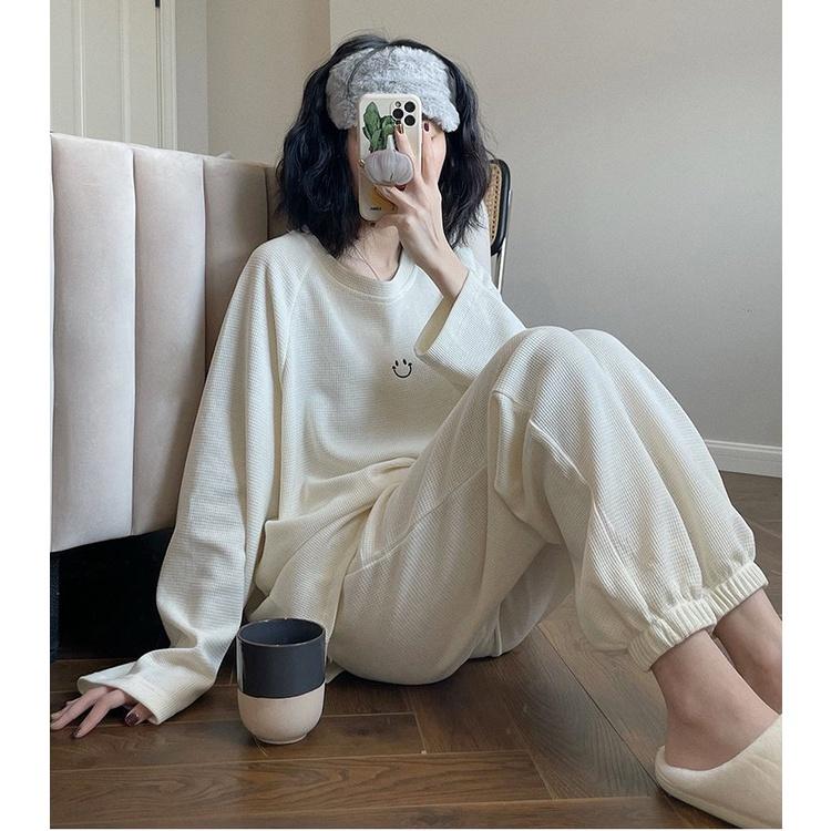 Set đồ nữ dài tay xinh, đồ bộ nữ kèm quần Jogger mix áo thun dài tay thu đông thêu hình mặt cười dễ thương giá rẻ BO006
