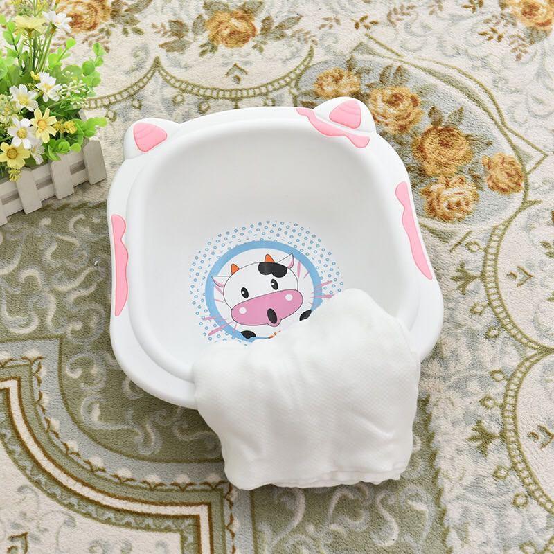 Chậu rửa mặt bò sữa chậu thường và chậu có thể gấp gọn dễ dàng mang đi lại cho bé