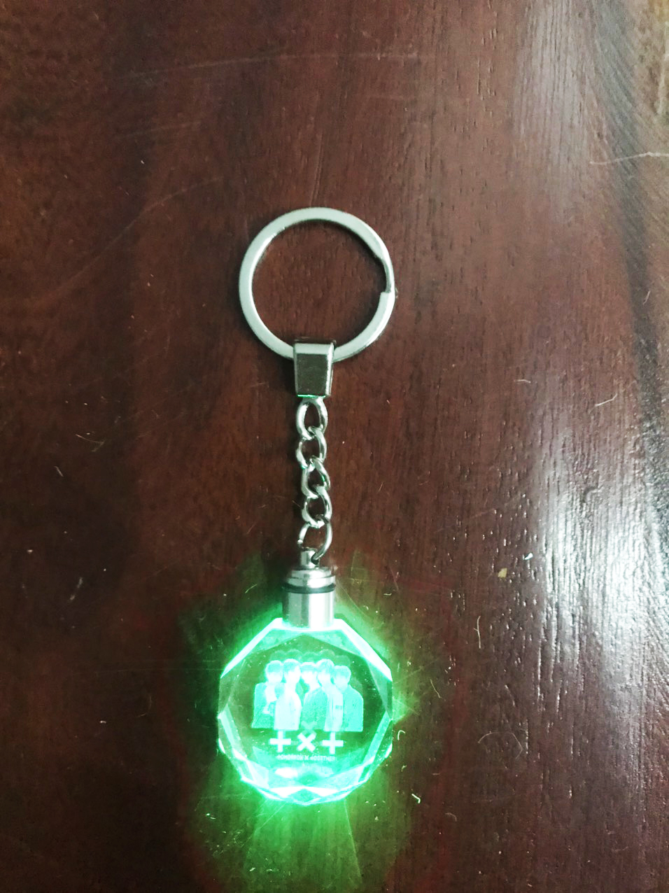 Móc khoá phát sáng TXT móc treo có đèn lung linh