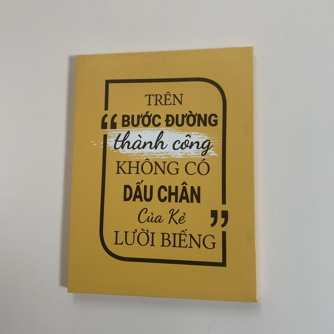 Tranh khẩu hiệu Trên bước đường thành công không có dấu chân của kẻ lười biếng