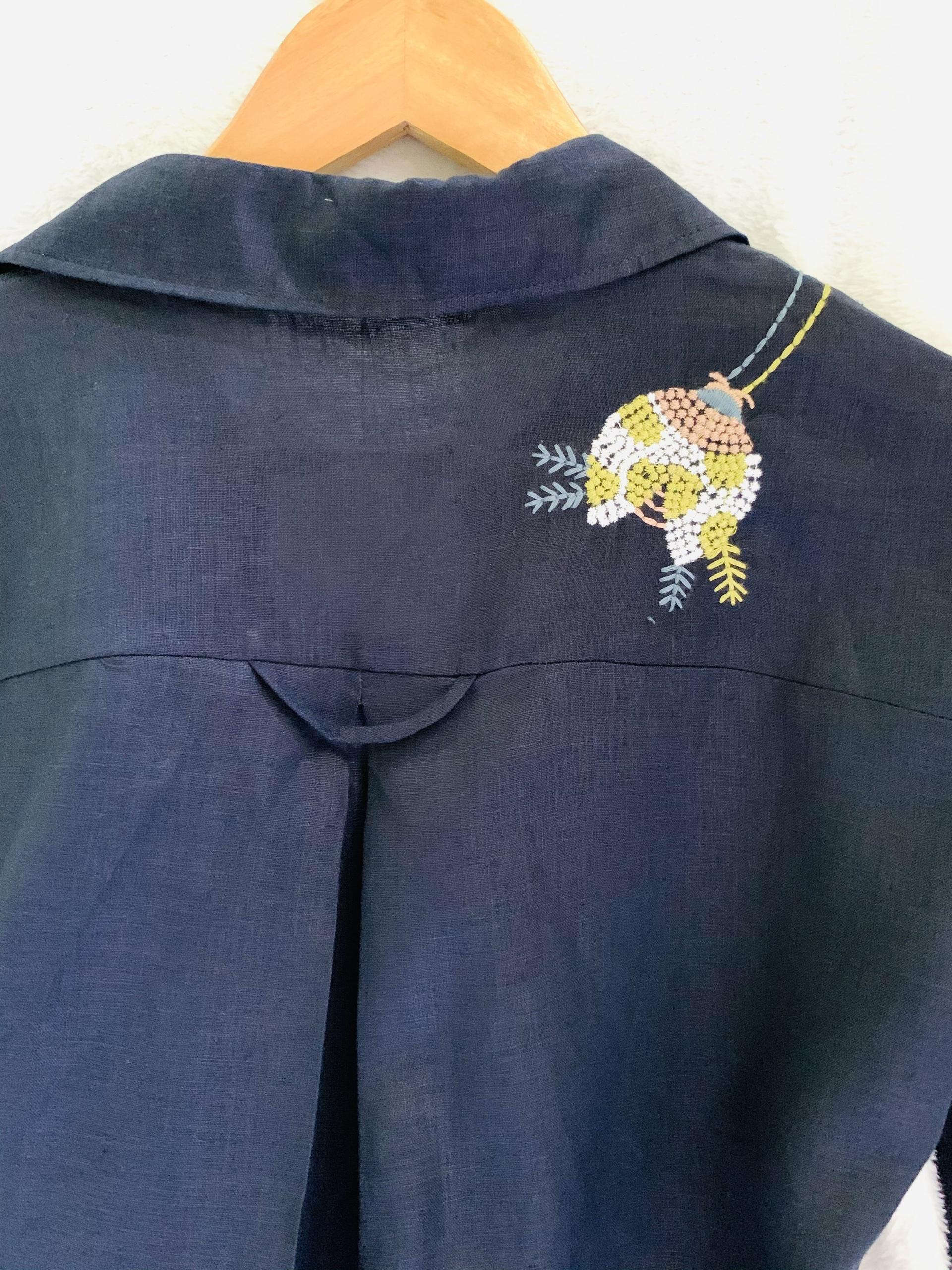 Áo linen sơ mi kiểu thêu bọ xinh xắn