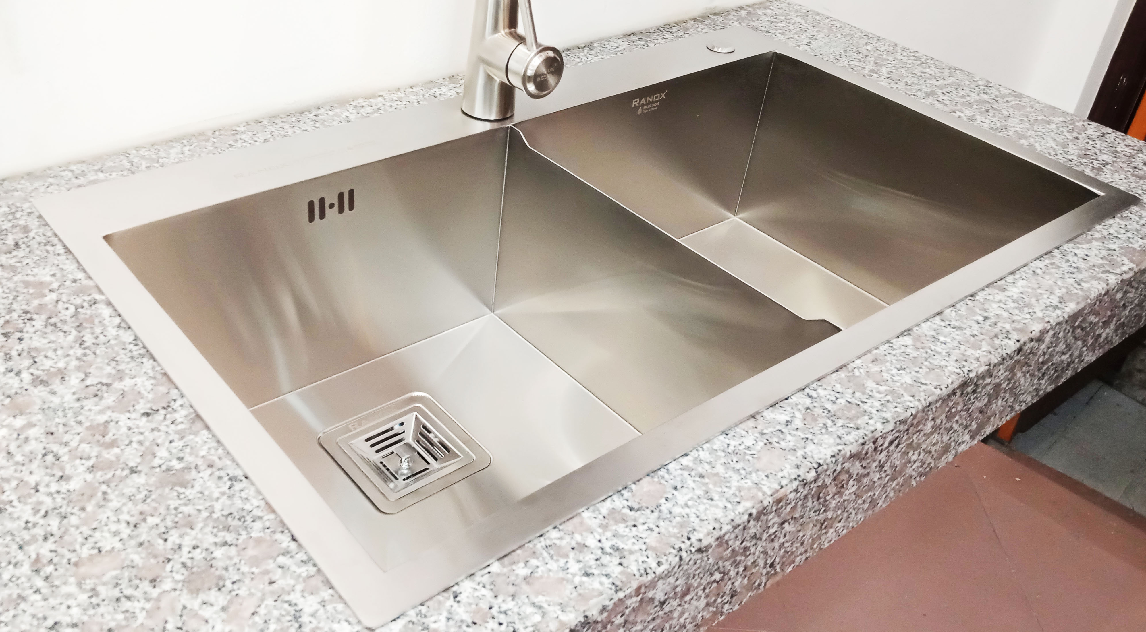 Bồn rửa bát inox Hàn Quốc vòi bát 3 đường nước RN44662