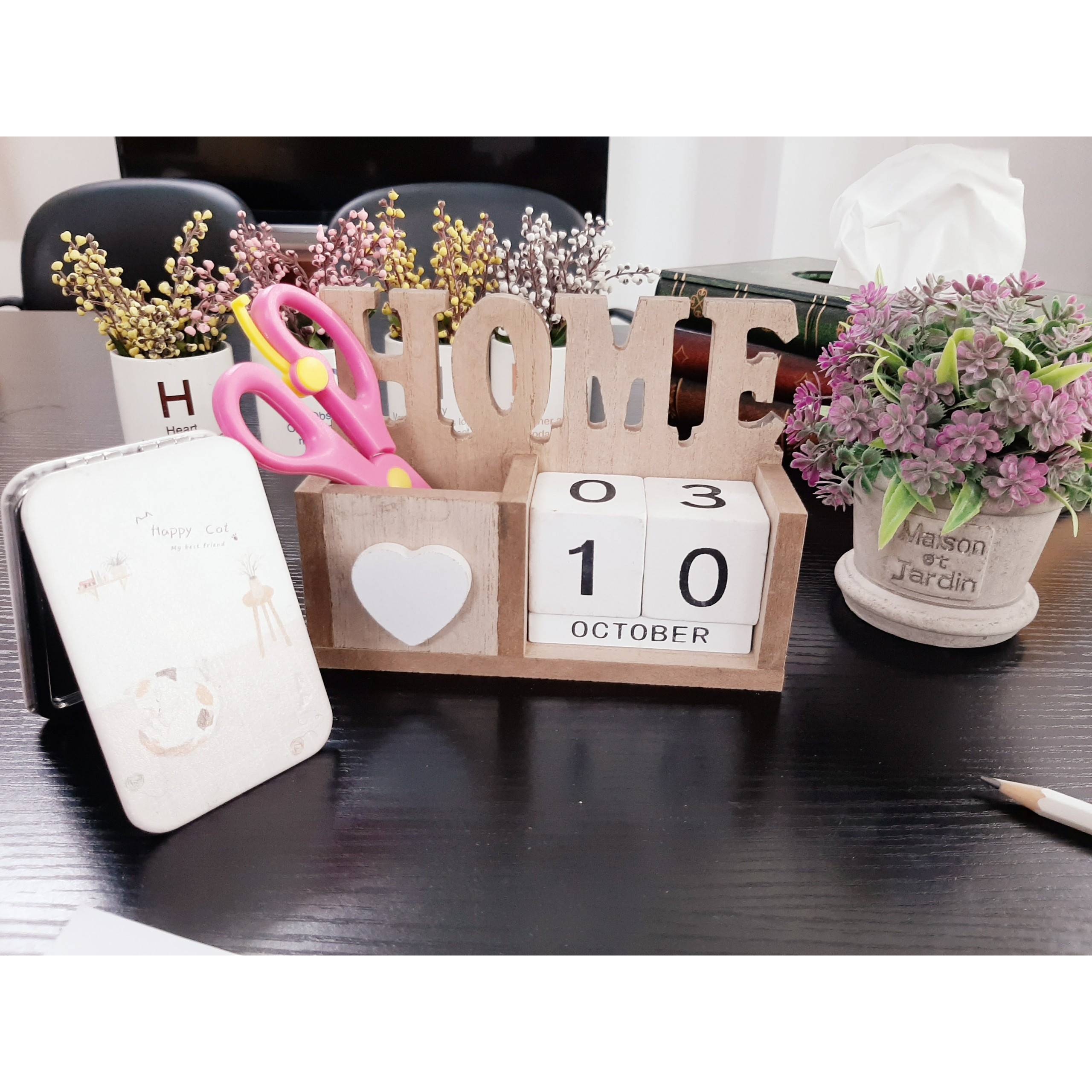 Lọ đựng bút bằng gỗ hình Home mộc mạc có lịch vạn niên
