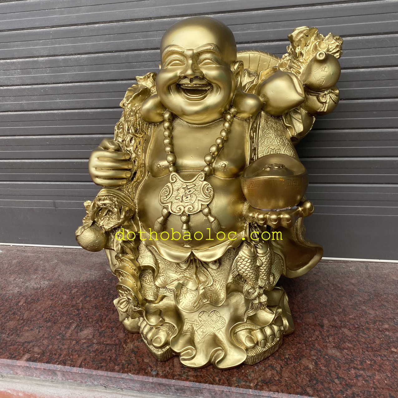 Tượng Di Lặc bột đá màu vàng đồng tay cầm quạt và thỏi vàng cao 39cm