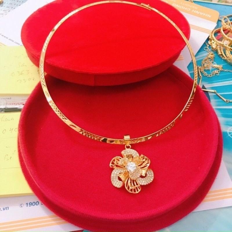 Kiềng cổ cứng mặt hoa xoáy dát vàng 18 cực đẹp