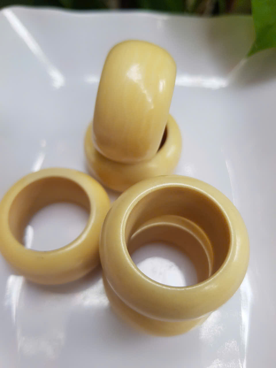 Nhẫn Nam Giả Ngà hay Xương Mỹ Nghệ màu trắng Ni 20mm Cao 16mm Dầy 5mm Dành Cho Các Anh Nam đeo nhẫn ngón tay cái hay bất kỳ ngón tay nào ni lọt vừa tay là 20mm rẻ vẫn đẹp như thường ạ
