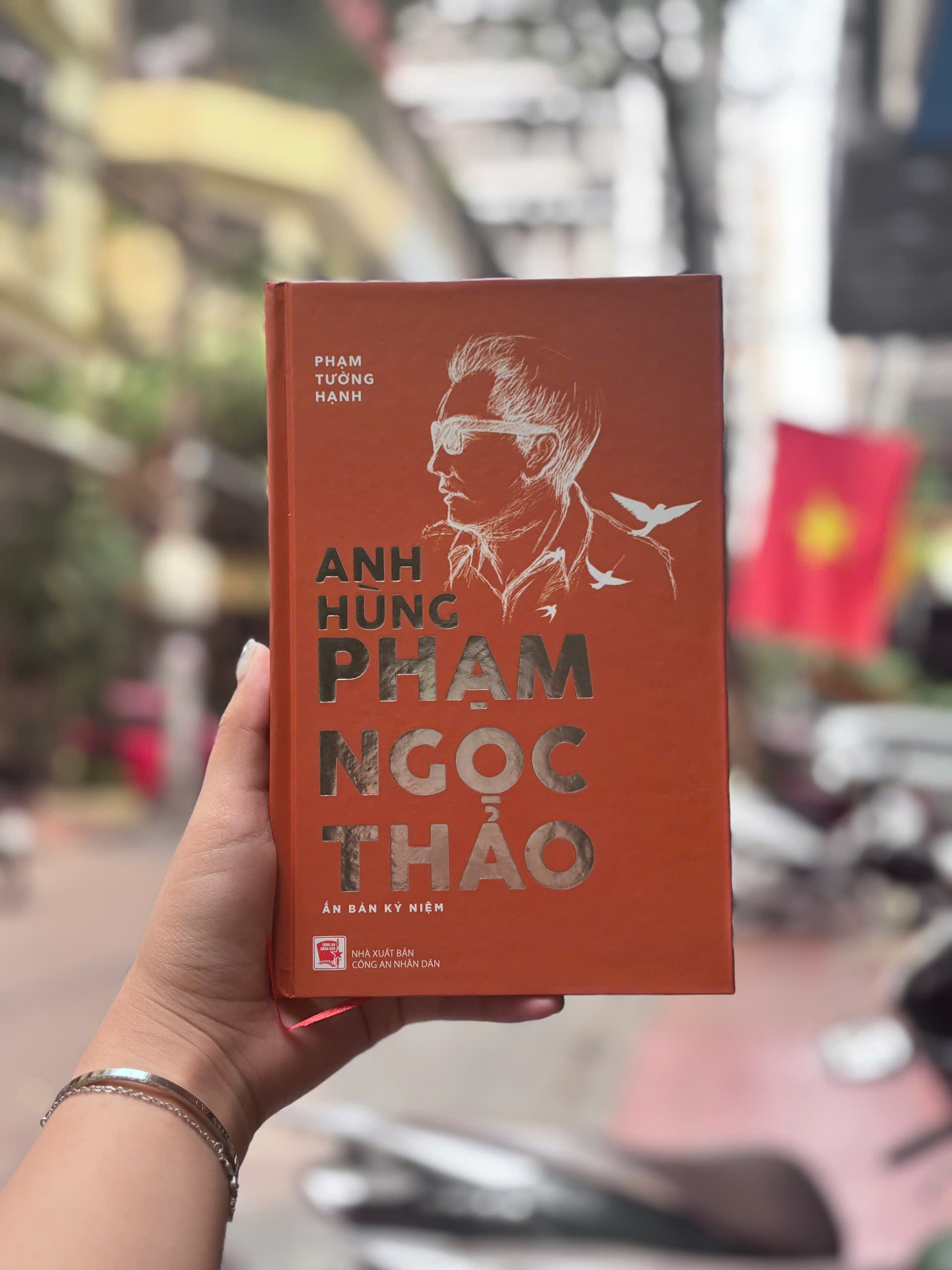 (Ấn bản kỷ niệm, Bìa cứng) ANH HÙNG PHẠM NGỌC THẢO – Phạm Tường Hạnh - Waka