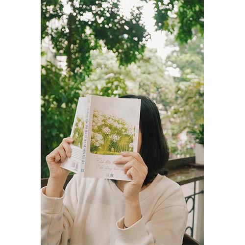 Sách Bình thản đối diện nhẹ nhàng bước qua - Carobooks - BẢN QUYỀN