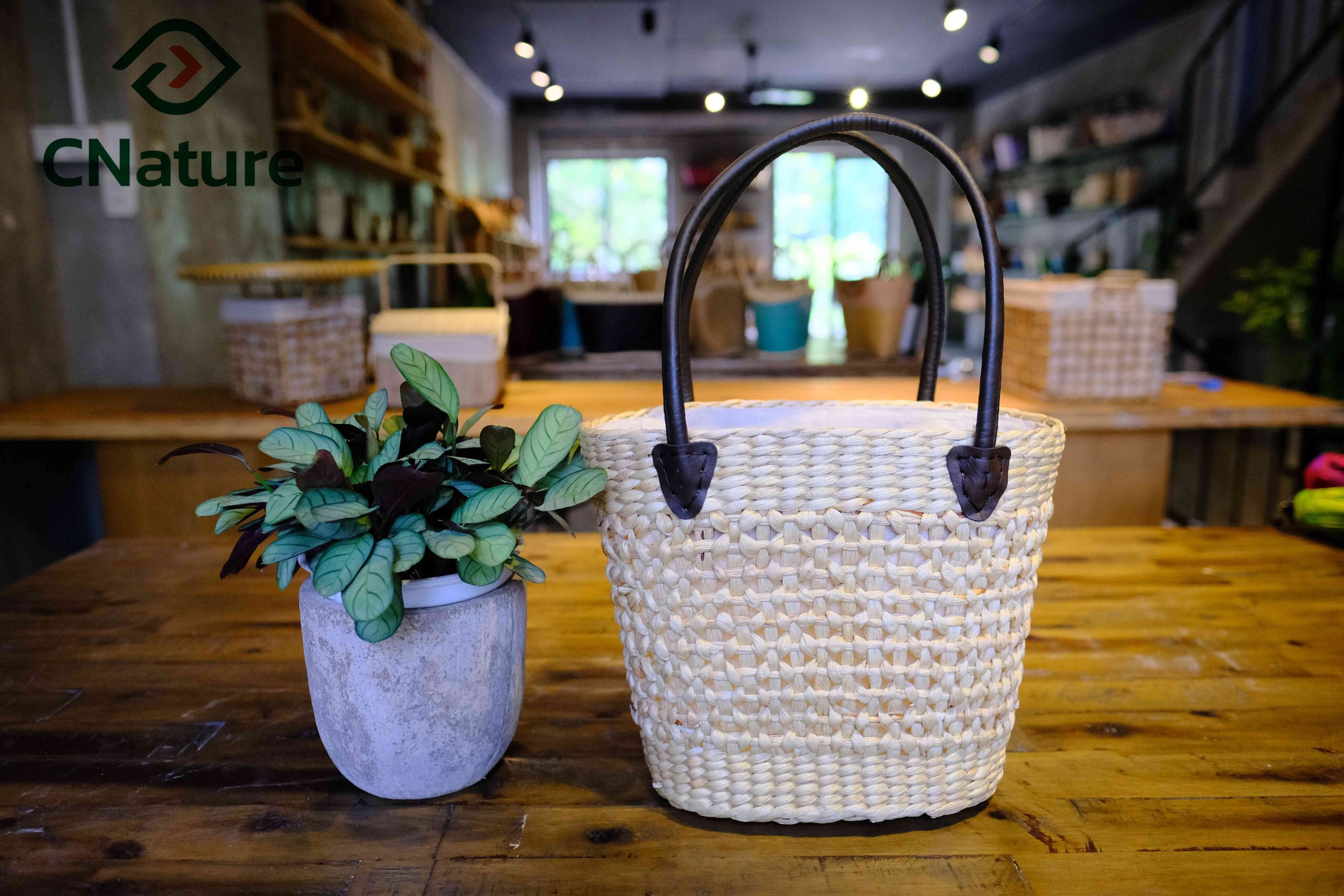 Giỏ lục bình đan thưa quai đen