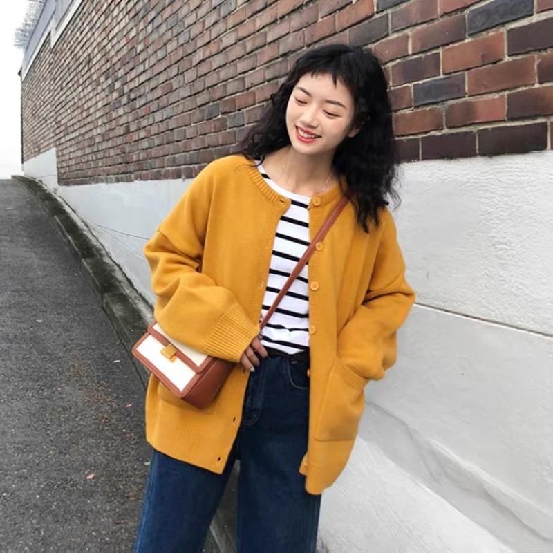 Áo cardigan len túi bụng màu vàng mutard