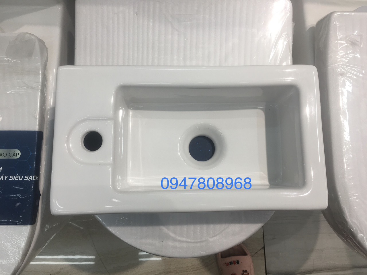 Chậu lavabo, chậu rửa mặt treo tường mini giá hạt rẻ.