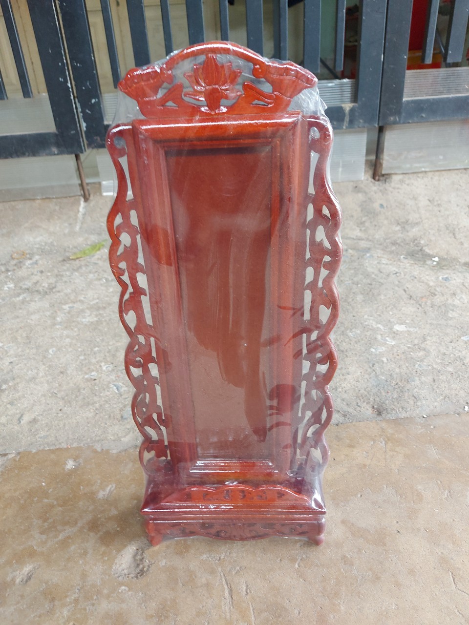 Bài vị để bàn thờ gia tiên viền hoa gỗ tràm cao 48 cm
