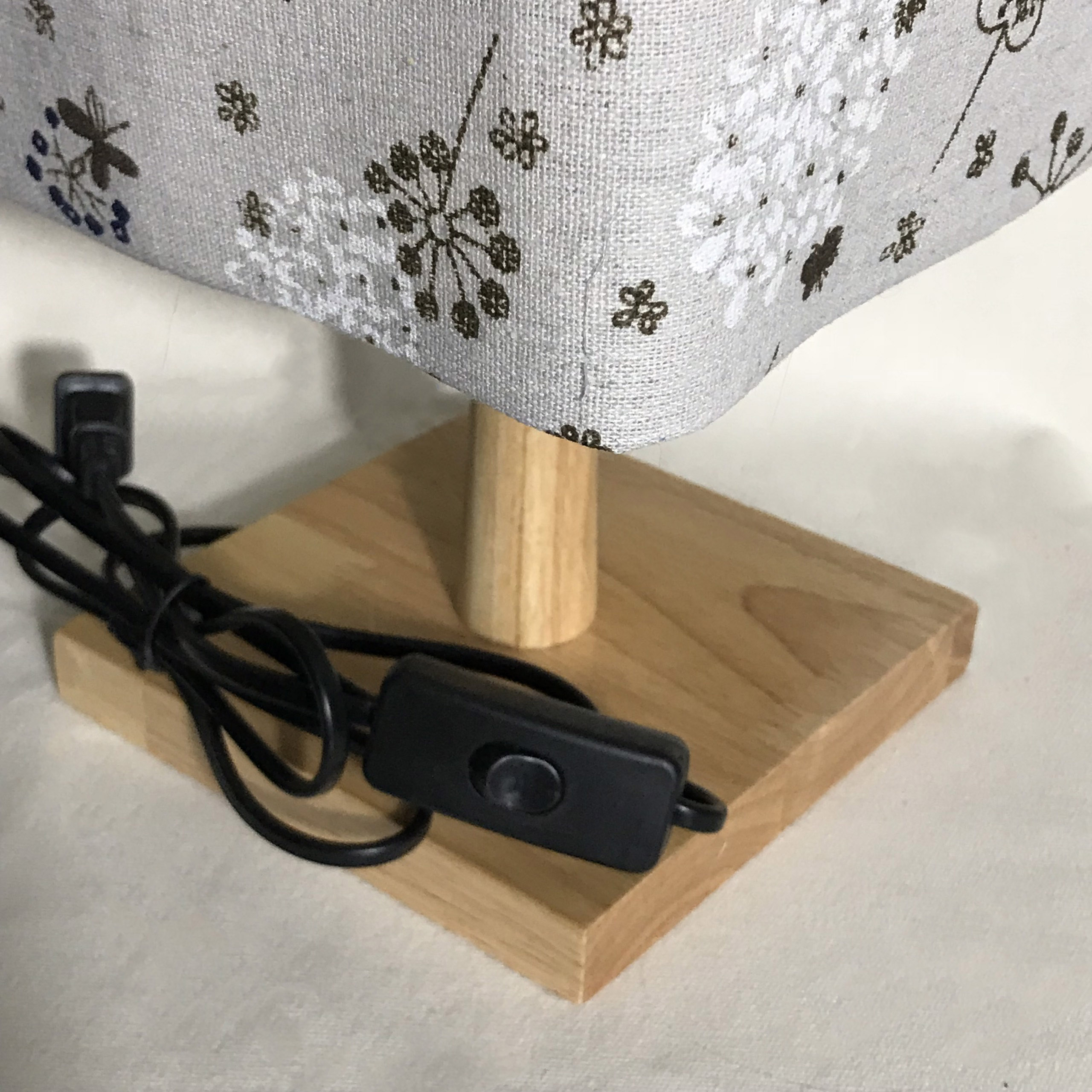 Đèn ngủ để bàn DB-E02 CẨM TÚ CẦU, đèn ngủ để bàn mini chao vải canvas dễ thương, chân gỗ cao cấp, công tắc bật tắt, tặng kèm bóng