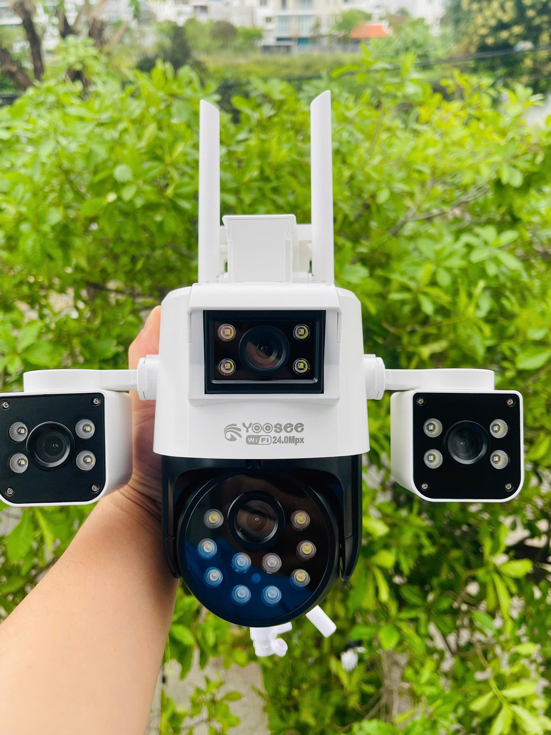 (Lỗi 1 đổi 1) Camera YOOSEE ngoài trời 4 mắt (3 mắt đều xoay được), 3 màn hình 24MPX siêu nét có Tiếng Việt- Hàng chính hãng