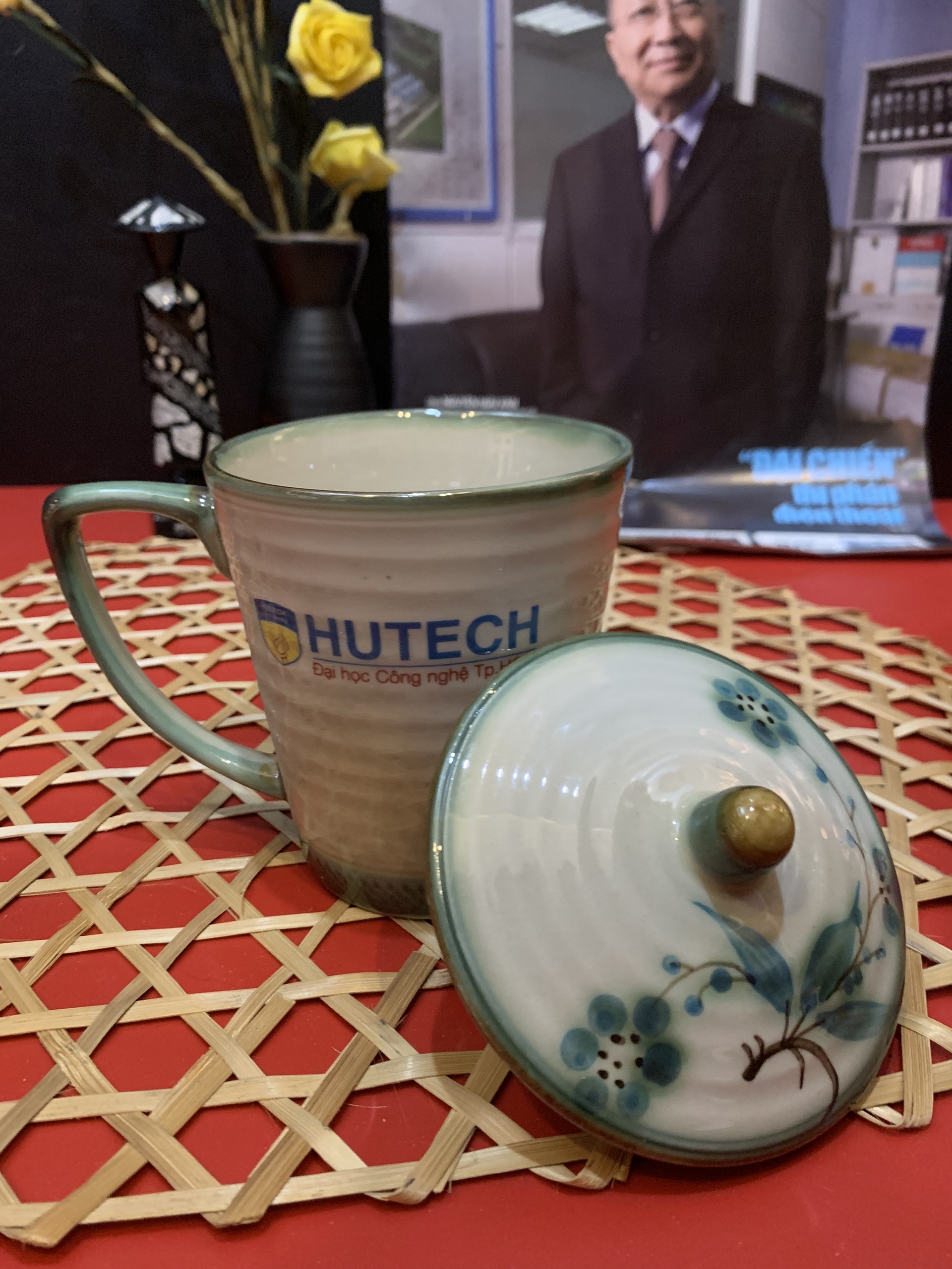 HUTECH-Ly có nắp vẽ hoa văn Màu Xanh- Quà tặng tốt Nghiệp