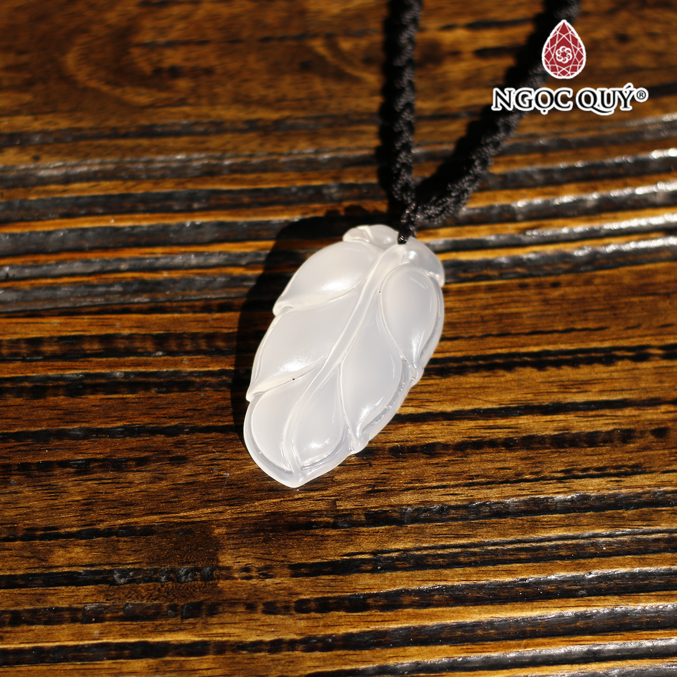 Mặt dây chuyền chiếc lá đá mã não trắng 4x2.5cm mệnh thủy, kim - Ngọc Quý Gemstones