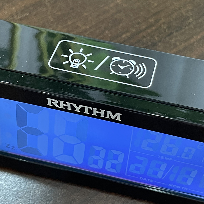 Đồng hồ Rhythm LCT107NR02 – KT 14.8 x 5.7 x 4.7cm / 132g. Vỏ nhựa. Dùng Pin