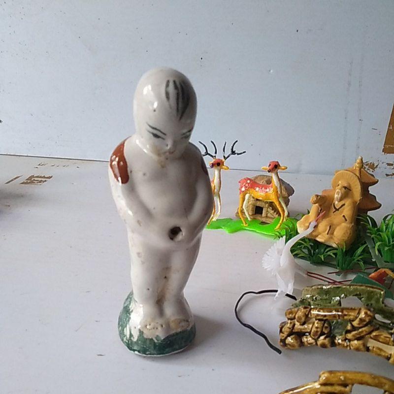 Bé tè trang trí tiểu cảnh non bộ