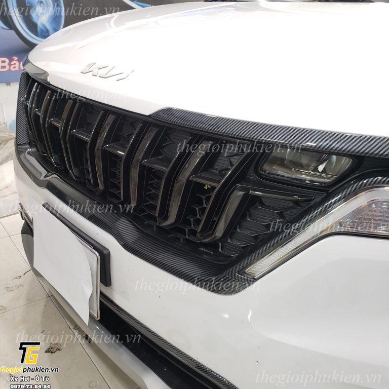 Bộ ốp trang trí viền đèn pha và viền ca lăng KIA Carnival 2022 nhựa ABS vân Carbon cao cấp