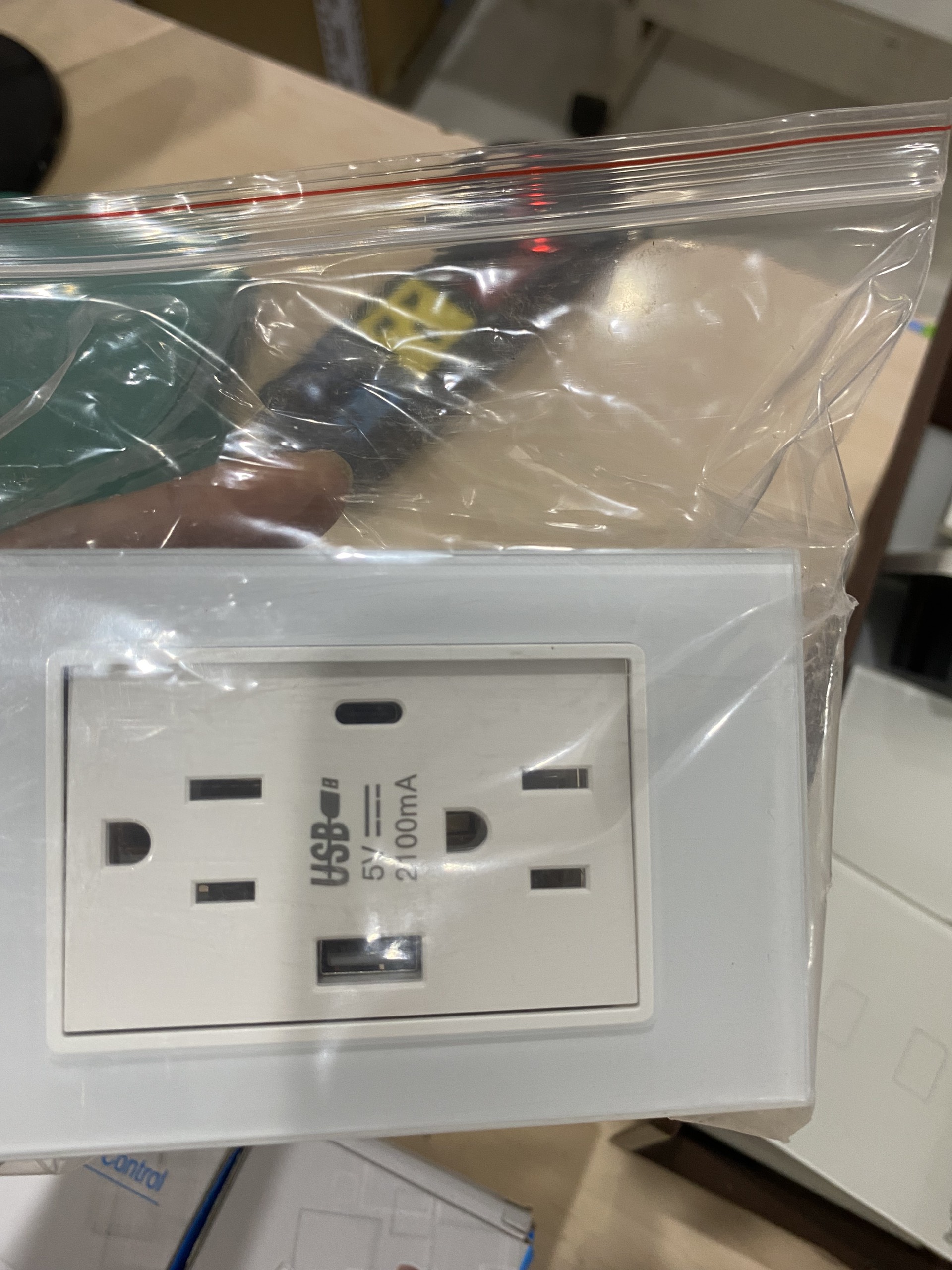 Ổ Cắm USB Âm Tường Homematic Hỗ Trợ Sạc Nhanh Mặt Kính Cao Cấp