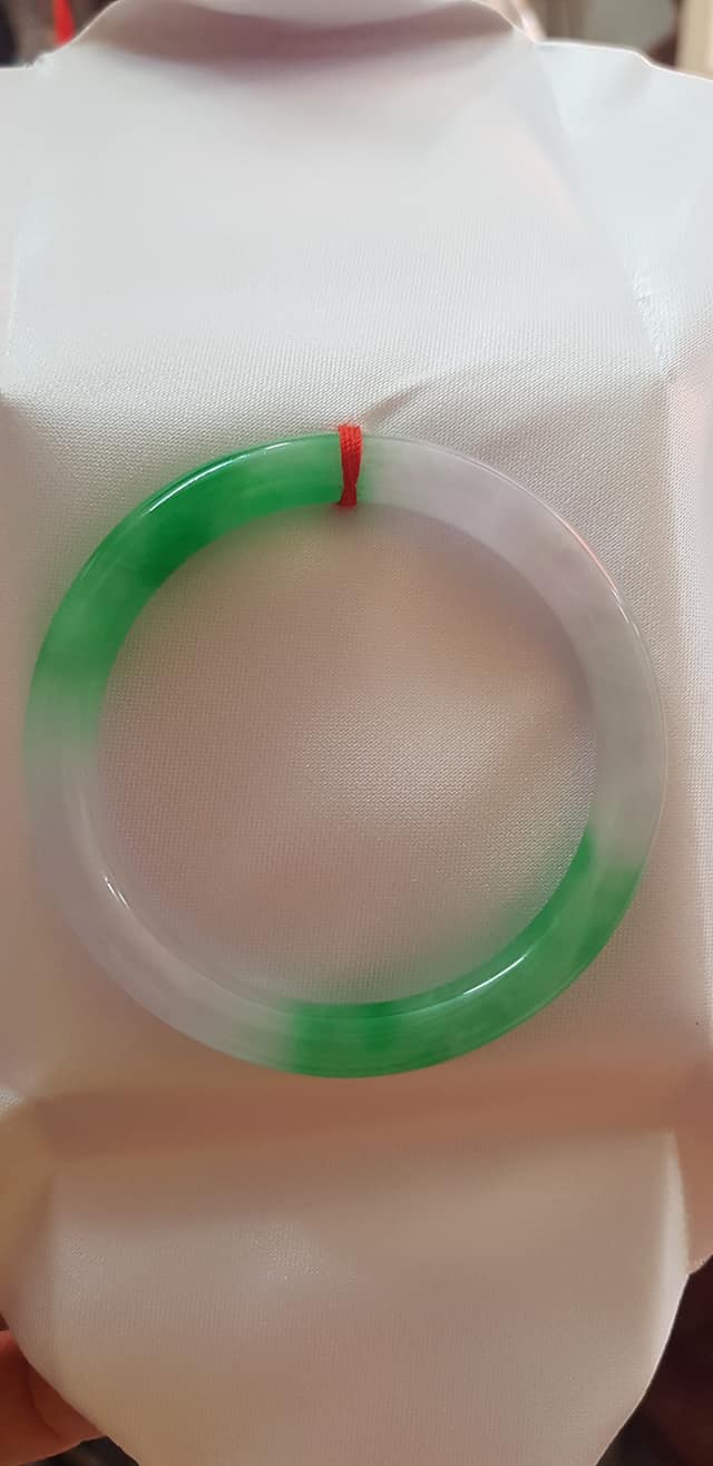 Vòng Cẩm Thạch mới TR Lý 54 mm x cọng 7,2mm Màu Xanh lý trắng đan xen đều vòng đẹp Nữ 52kg - 57kg đeo đẹp món quà tặng chính mình và người thân đeo đẹp ạ