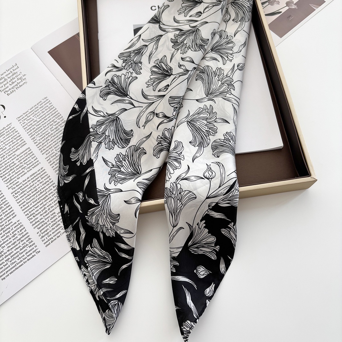 KHĂN QUÀNG CỔ LỤA HÌNH VUÔNG SANG TRỌNG THỜI TRANG MÃ 05