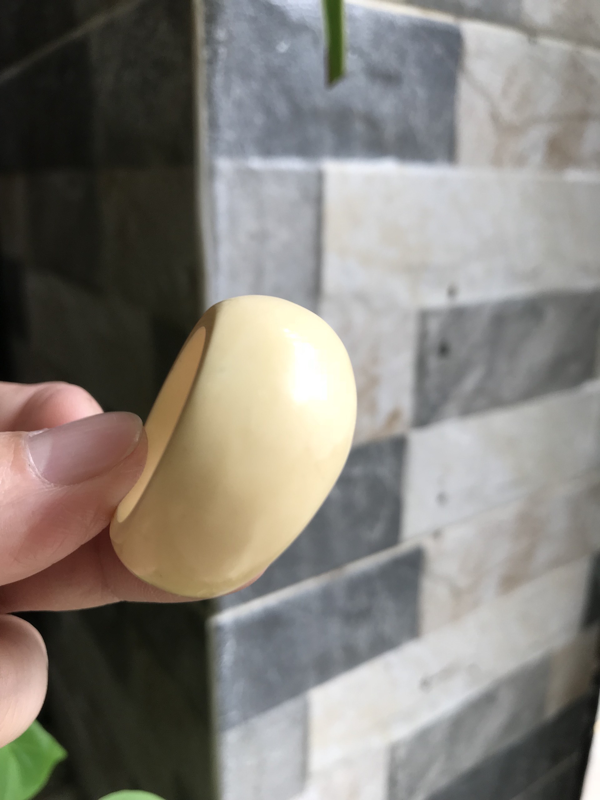 Nhẫn Nam Giả Ngà hay Xương Mỹ Nghệ Kiểu Bầu Tròn to phía trên dưới nhỏ màu trắng Ni 23mm Cao 18mm Dầy 8mm Dành Cho Các Anh Nam đeo nhẫn 23mm rẻ đẹp ạ
