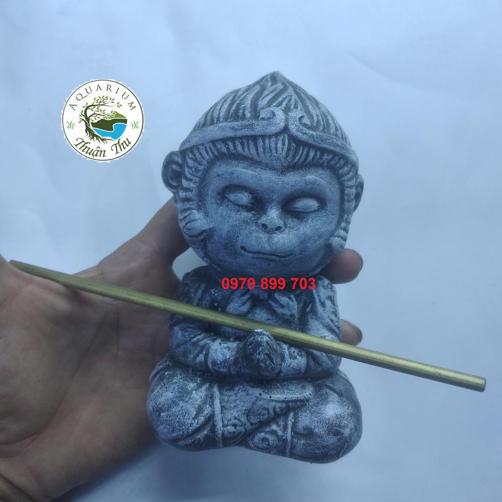 Tượng Tôn ngộ không và gậy trang trí tiểu cảnh, bể bán cạn hồ thủy sinh