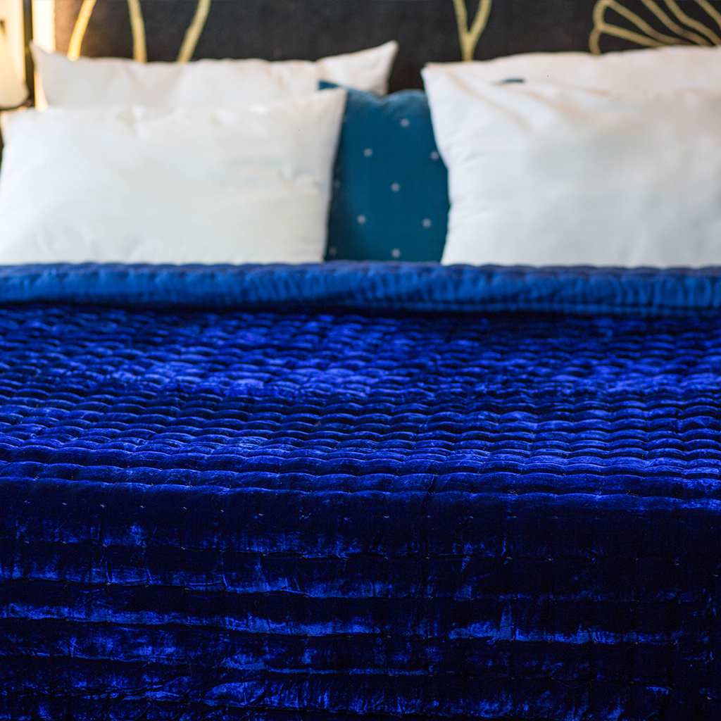 Chăn Nhung Lụa Chần Bông Điều Hòa Cao Cấp Dùng Bốn Mùa - Chăn Khâu Sa Hạt Màu Mastrict Blue I Silk Velvet Blanket.