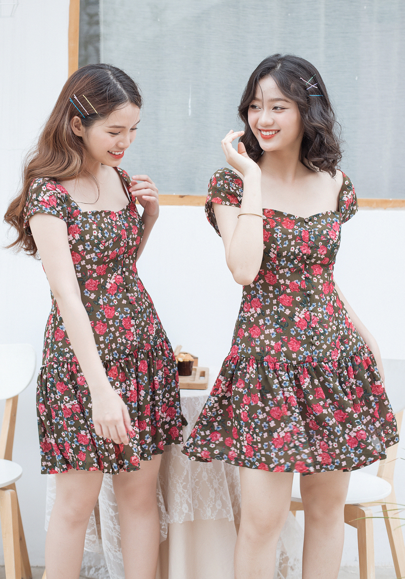 Đầm xanh rêu hoa hồng tùng bèo, cổ trước cong, thân cài nút bọc