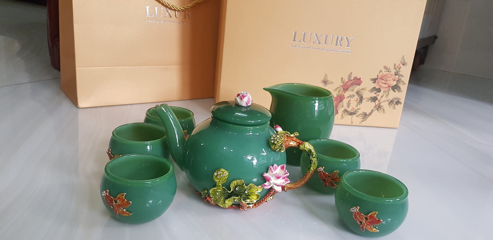 Bộ Bình Trà Chạm hoa kiểu rất đẹp đá mã não xanh ngọc tươi đậm đẹp anh chị để phòng khách, công ty, quà biếu tặng Sếp tặng tặng tân gia người thân ý nghĩa ạ