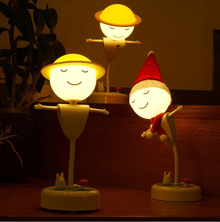 Đèn led để bàn hình chú bù nhìn rơm