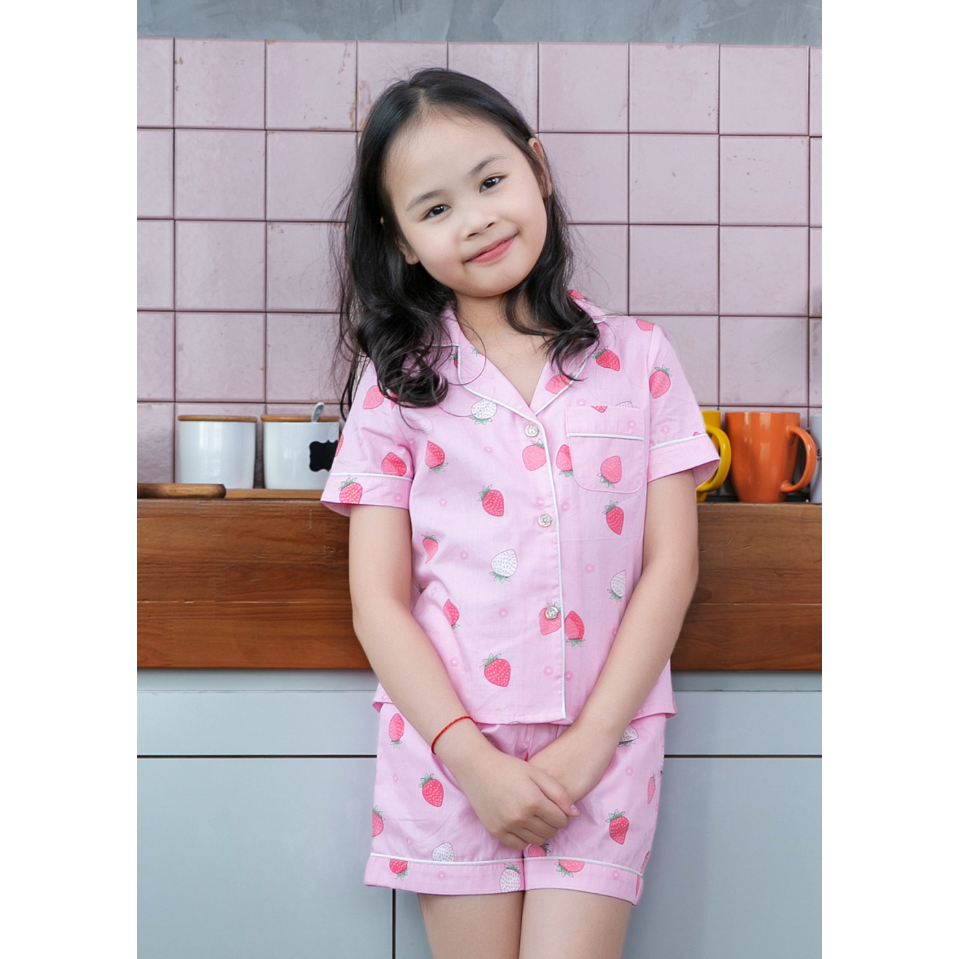 Bộ đồ ngủ Pijama bé gái màu hồng họa tiết quả dâu đỏ