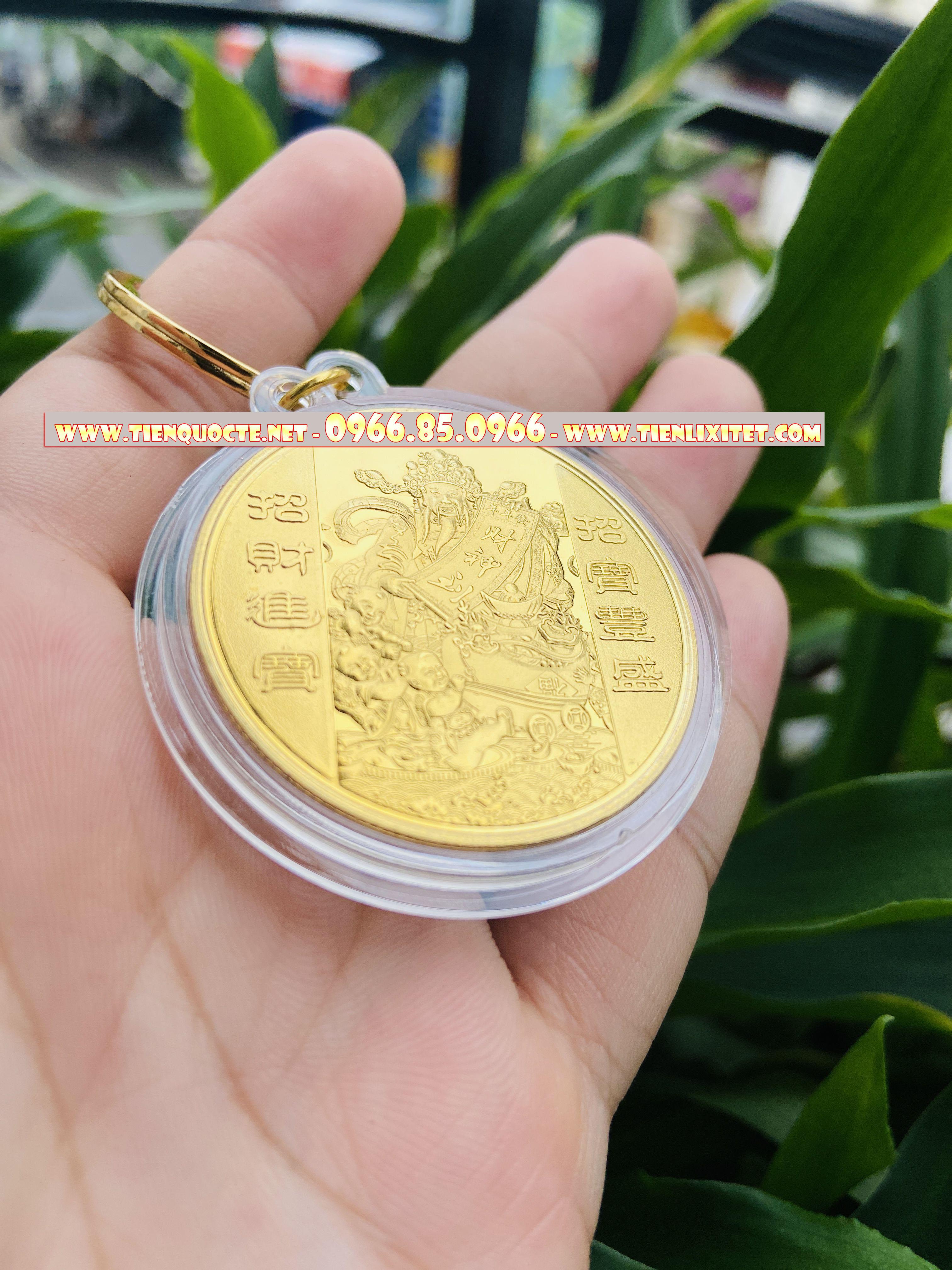 Quà tết sang trọng lì xì Móc khóa Đồng xu phong thủy hình Thần Tài Niken mạ vàng kèm hồng bao LGLSC000057