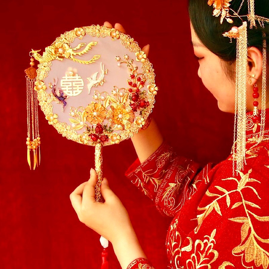QUẠT HỈ - QUẠT CƯỚI CẦM TAY CÔ DÂU KIM NGỌC MÃN ĐƯỜNG CỔ TRANG KÈM GIÁ ĐỠ VÀ HỘP QUÀ