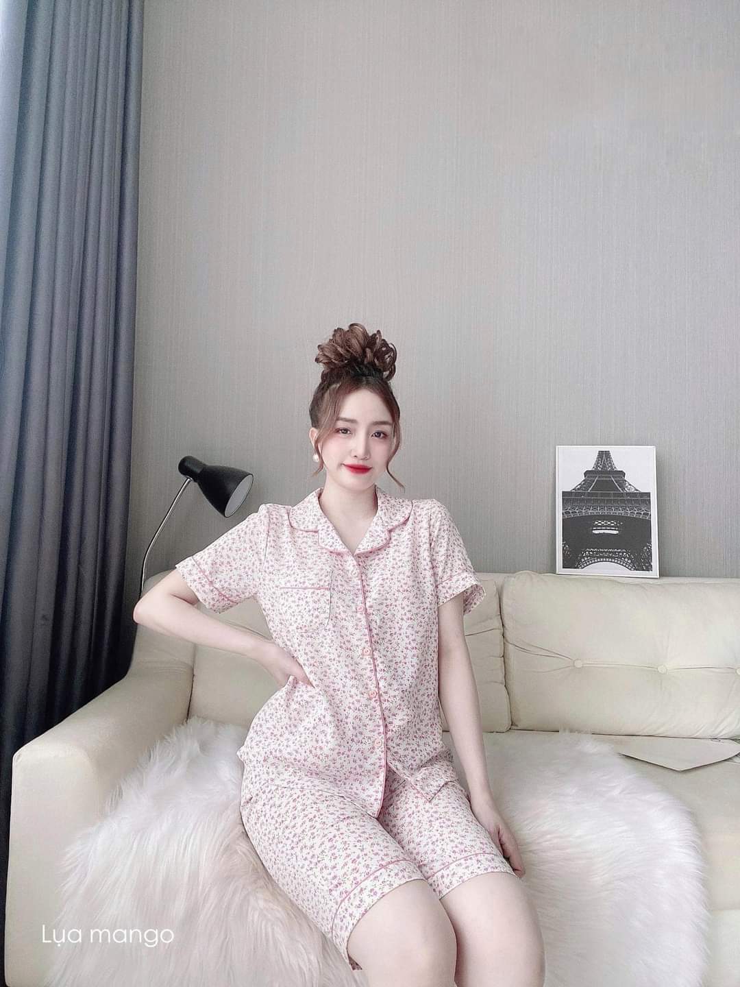 Bộ pijamas lửng Chất liệu lụa Mango, lạnh mềm mát, mịn, không nhăn.
