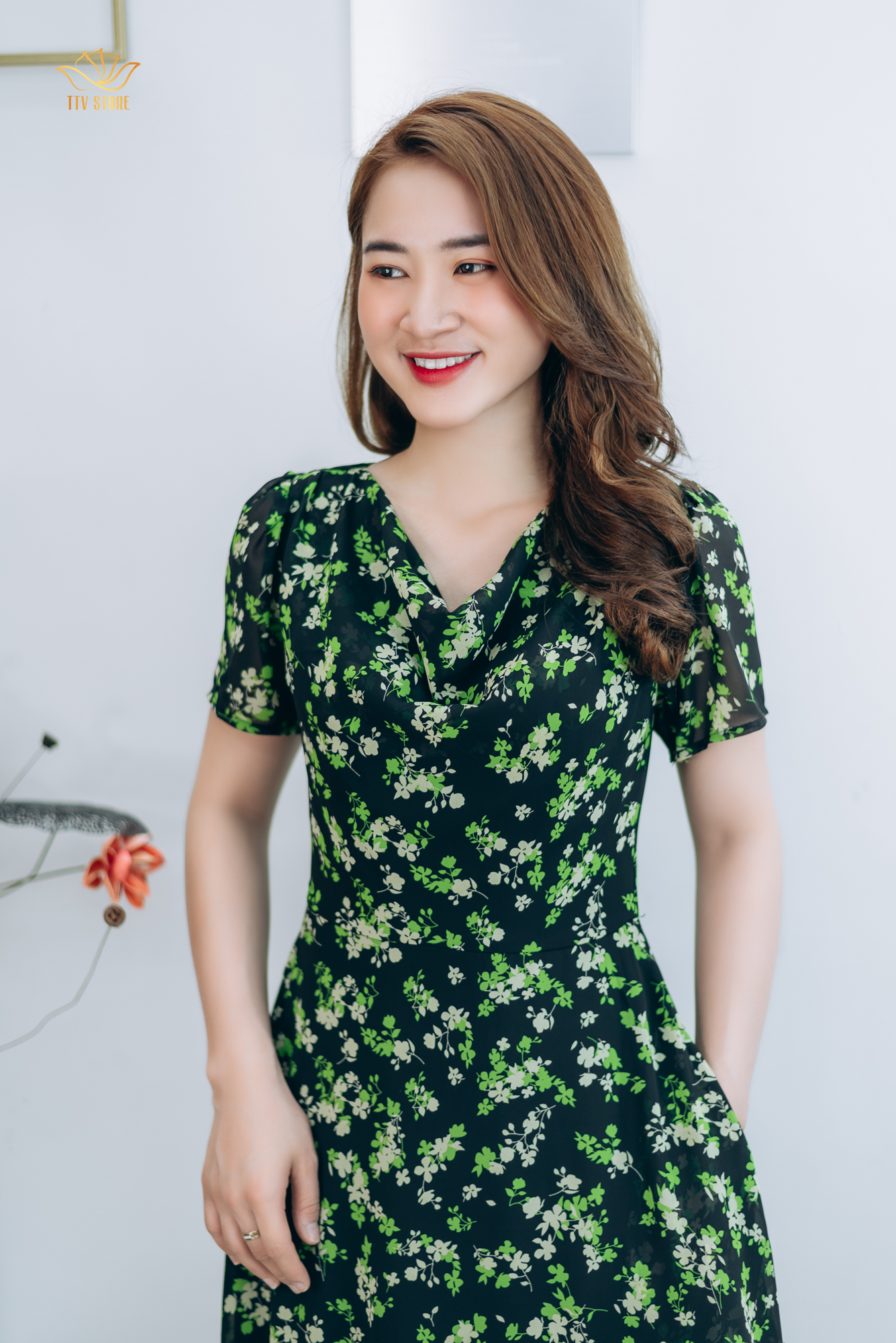Đầm xòe thiết kế trung niên cao cấp sang trọng Cổ đổ tay ngắn màu Đen hoa xanh TTV STORE TTV1323