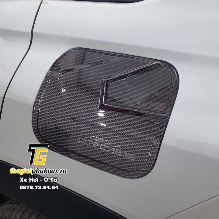 Ốp nắp đậy bình xăng Toyota Corolla Cross 2020 vân Carbon