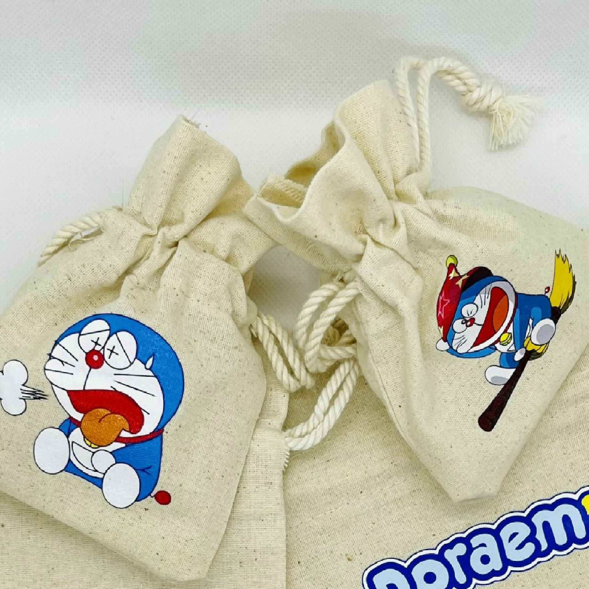 TÚI DÂY RÚT HÌNH DORAEMON VẢI MỘC THÔ ĐỰNG VỚ VÀ PHỤ KIỆN